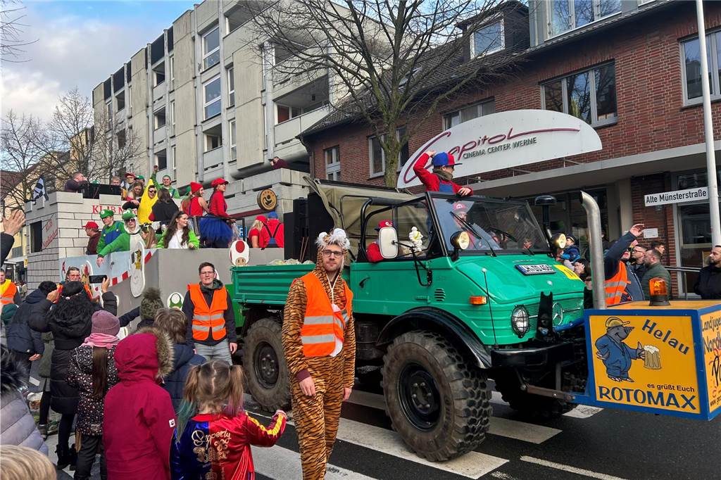 An Rosenmontag hat sich Wernes Innenstadt in eine große Partymeile verwandelt. Bunte Kostüme, beste Stimmung, viel Kamelle - all das war dabei. Wir haben den Umzug mit der Kamera begleitet.
