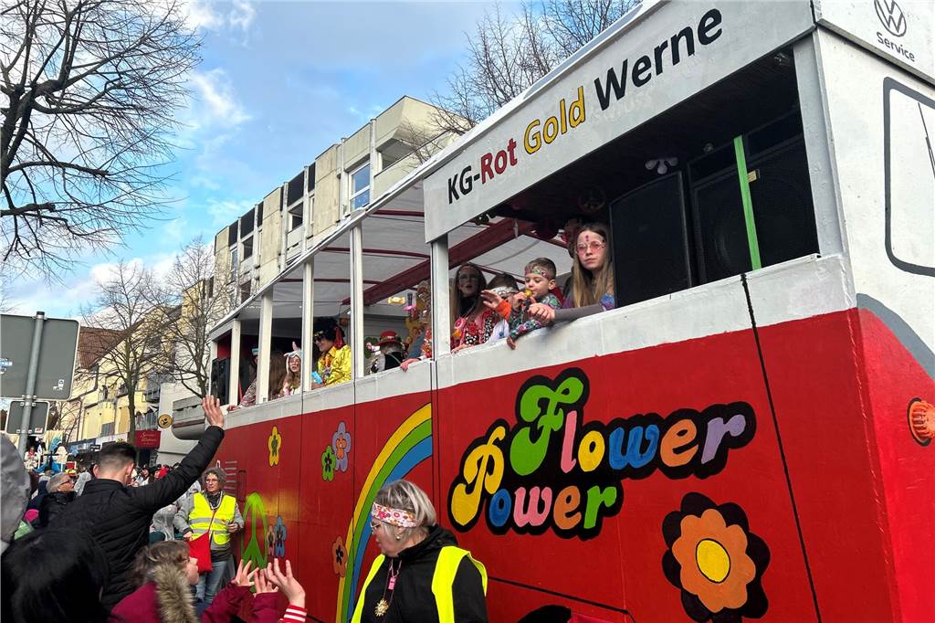 An Rosenmontag hat sich Wernes Innenstadt in eine große Partymeile verwandelt. Bunte Kostüme, beste Stimmung, viel Kamelle - all das war dabei. Wir haben den Umzug mit der Kamera begleitet.