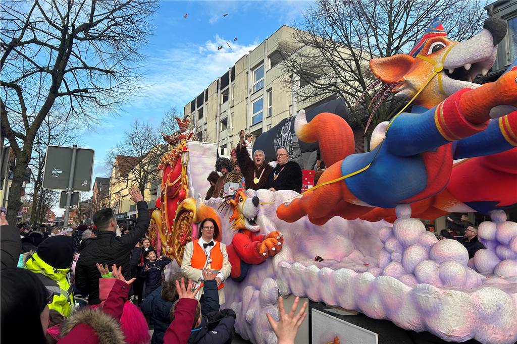 An Rosenmontag hat sich Wernes Innenstadt in eine große Partymeile verwandelt. Bunte Kostüme, beste Stimmung, viel Kamelle - all das war dabei. Wir haben den Umzug mit der Kamera begleitet.