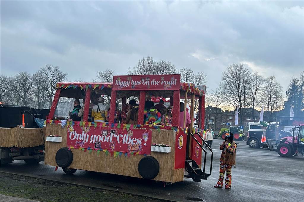 An Rosenmontag hat sich Wernes Innenstadt in eine große Partymeile verwandelt. Bunte Kostüme, beste Stimmung, viel Kamelle - all das war dabei. Wir haben den Umzug mit der Kamera begleitet.
