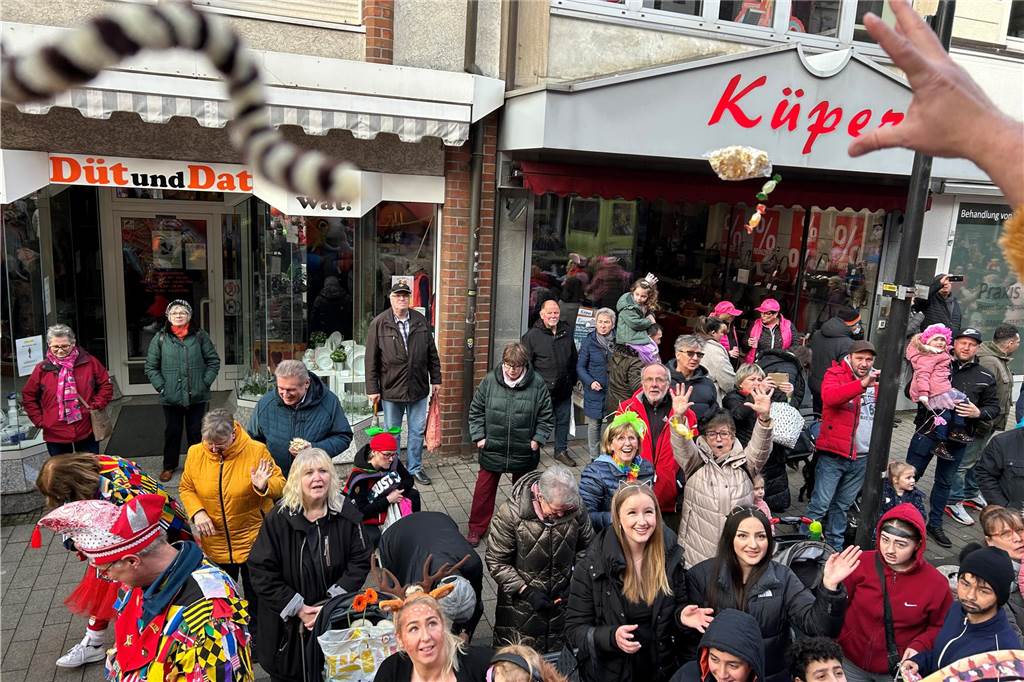 An Rosenmontag hat sich Wernes Innenstadt in eine große Partymeile verwandelt. Bunte Kostüme, beste Stimmung, viel Kamelle - all das war dabei. Wir haben den Umzug mit der Kamera begleitet.