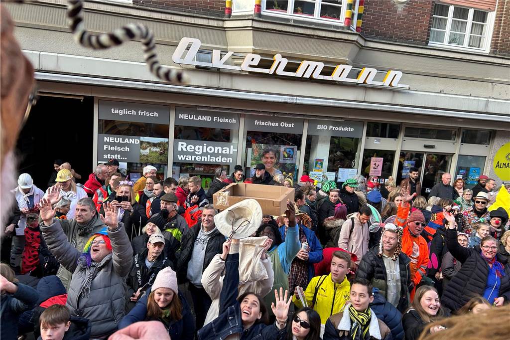 An Rosenmontag hat sich Wernes Innenstadt in eine große Partymeile verwandelt. Bunte Kostüme, beste Stimmung, viel Kamelle - all das war dabei. Wir haben den Umzug mit der Kamera begleitet.