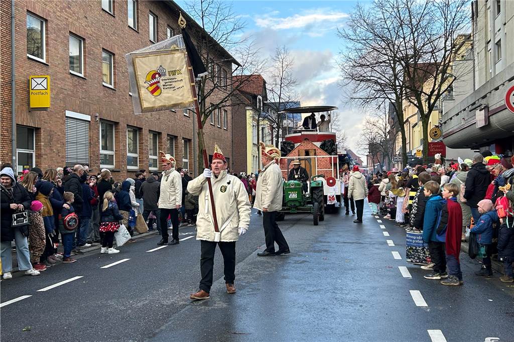 An Rosenmontag hat sich Wernes Innenstadt in eine große Partymeile verwandelt. Bunte Kostüme, beste Stimmung, viel Kamelle - all das war dabei. Wir haben den Umzug mit der Kamera begleitet.