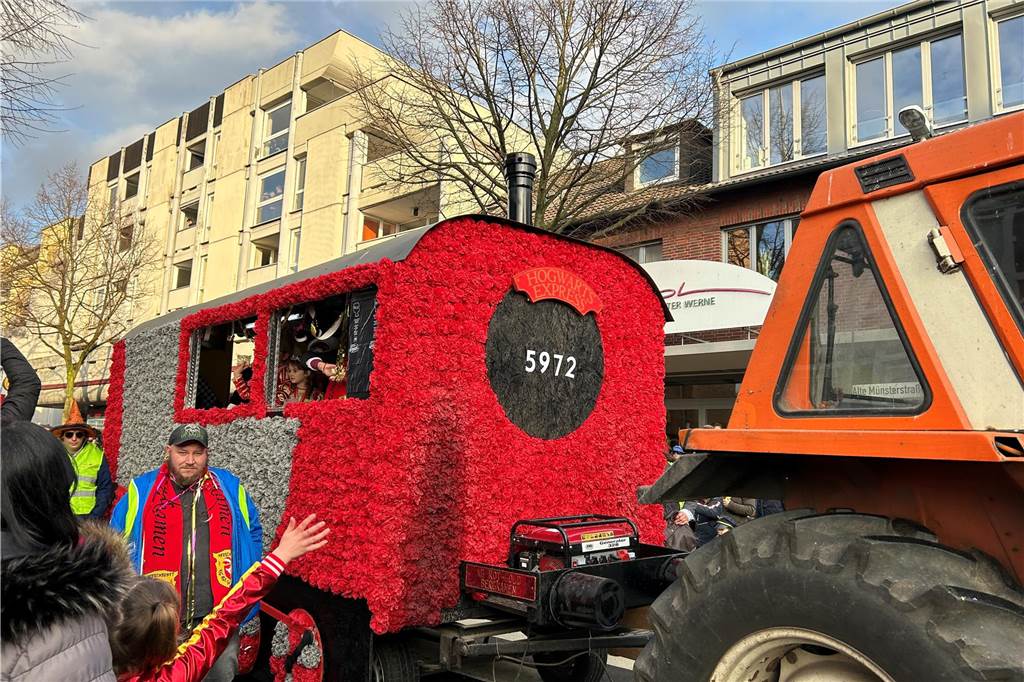 An Rosenmontag hat sich Wernes Innenstadt in eine große Partymeile verwandelt. Bunte Kostüme, beste Stimmung, viel Kamelle - all das war dabei. Wir haben den Umzug mit der Kamera begleitet.