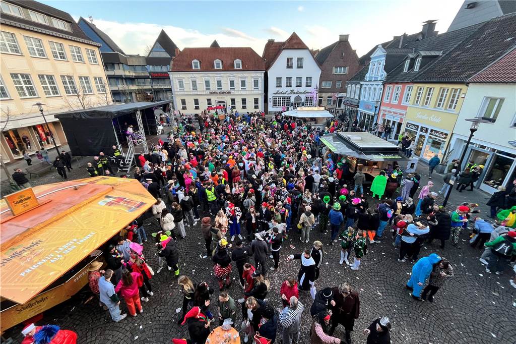 An Rosenmontag hat sich Wernes Innenstadt in eine große Partymeile verwandelt. Bunte Kostüme, beste Stimmung, viel Kamelle - all das war dabei. Wir haben den Umzug mit der Kamera begleitet.