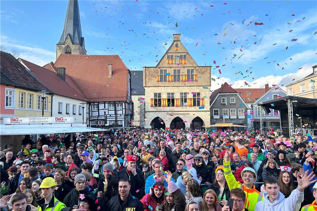 An Rosenmontag hat sich Wernes Innenstadt in eine große Partymeile verwandelt. Bunte Kostüme, beste Stimmung, viel Kamelle - all das war dabei. Wir haben den Umzug mit der Kamera begleitet.