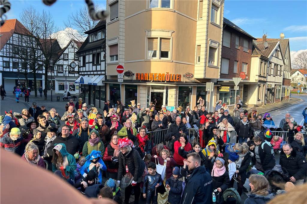 An Rosenmontag hat sich Wernes Innenstadt in eine große Partymeile verwandelt. Bunte Kostüme, beste Stimmung, viel Kamelle - all das war dabei. Wir haben den Umzug mit der Kamera begleitet.