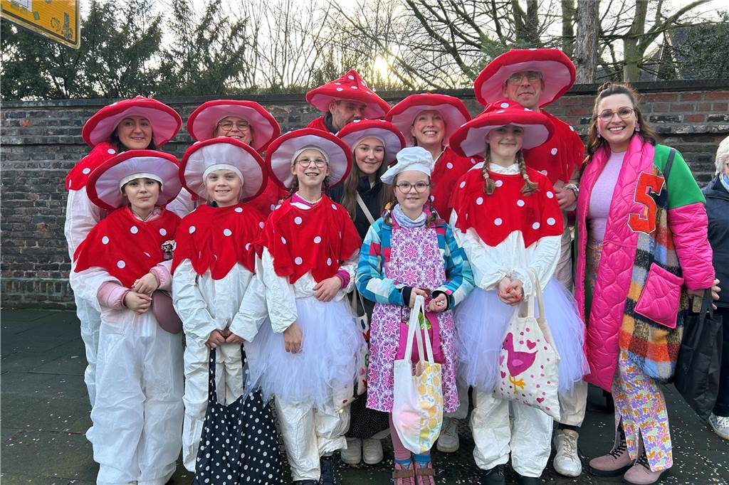 An Rosenmontag hat sich Wernes Innenstadt in eine große Partymeile verwandelt. Bunte Kostüme, beste Stimmung, viel Kamelle - all das war dabei. Wir haben den Umzug mit der Kamera begleitet.