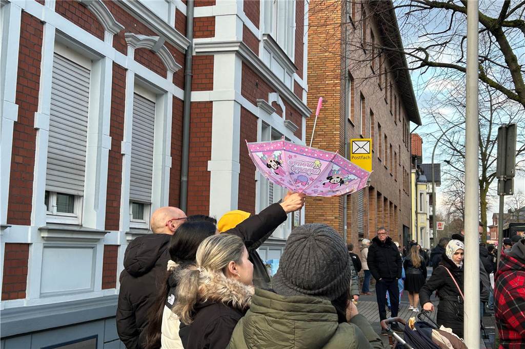 An Rosenmontag hat sich Wernes Innenstadt in eine große Partymeile verwandelt. Bunte Kostüme, beste Stimmung, viel Kamelle - all das war dabei. Wir haben den Umzug mit der Kamera begleitet.