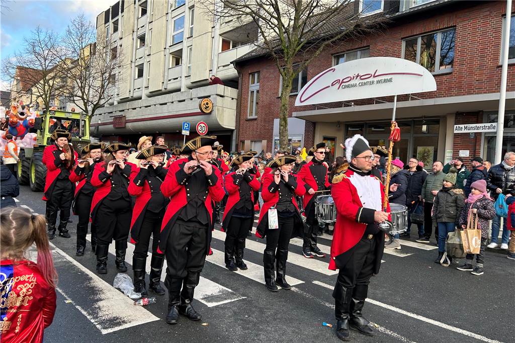 An Rosenmontag hat sich Wernes Innenstadt in eine große Partymeile verwandelt. Bunte Kostüme, beste Stimmung, viel Kamelle - all das war dabei. Wir haben den Umzug mit der Kamera begleitet.