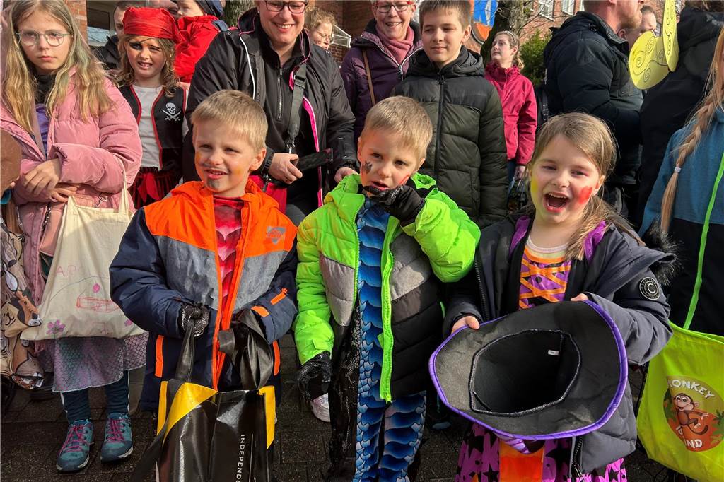 An Rosenmontag hat sich Wernes Innenstadt in eine große Partymeile verwandelt. Bunte Kostüme, beste Stimmung, viel Kamelle - all das war dabei. Wir haben den Umzug mit der Kamera begleitet.