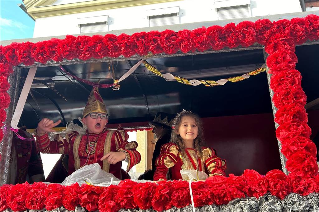 An Rosenmontag hat sich Wernes Innenstadt in eine große Partymeile verwandelt. Bunte Kostüme, beste Stimmung, viel Kamelle - all das war dabei. Wir haben den Umzug mit der Kamera begleitet.