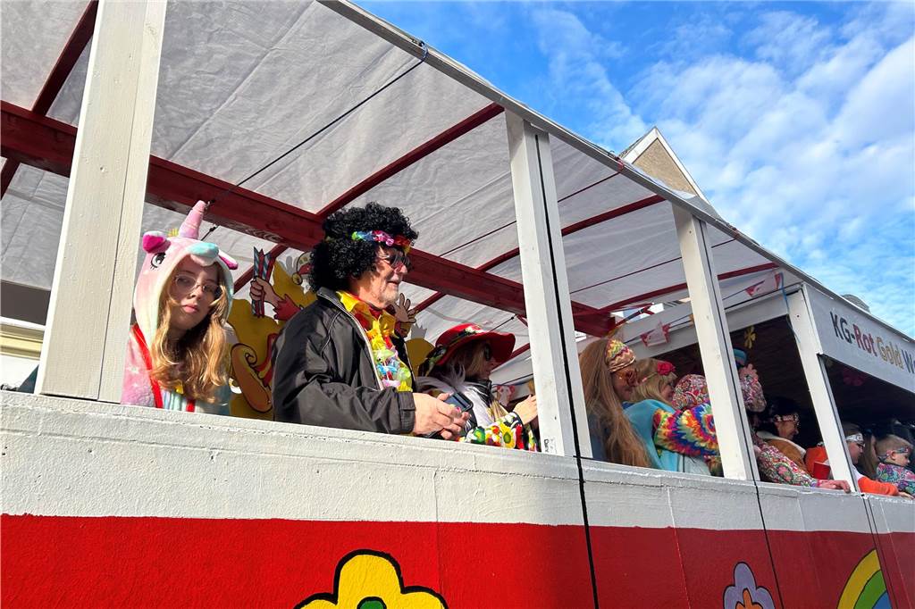 An Rosenmontag hat sich Wernes Innenstadt in eine große Partymeile verwandelt. Bunte Kostüme, beste Stimmung, viel Kamelle - all das war dabei. Wir haben den Umzug mit der Kamera begleitet.