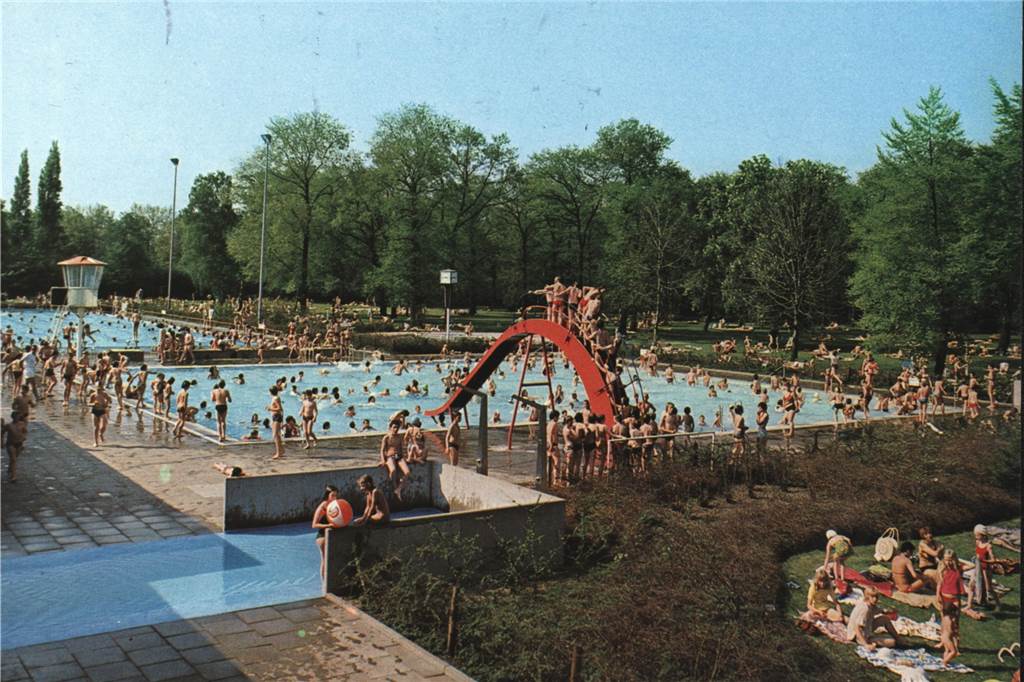 Das Parkbad Nord wird 70: Als Kinder sich das Schwimmen selbst beibrachten An schönen Sommertagen war schon immer viel los im Parkbad Nord.