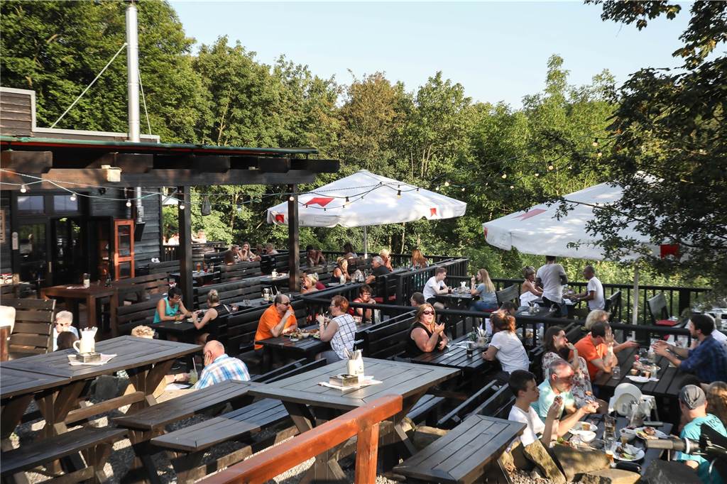 Das sind die schönsten Biergärten in Dortmund – Übersicht, Check und Karte An schweren Holztischen darf der Blick ins Grüne schweifen.