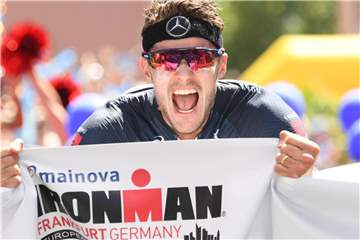 An seinen Triumph von 2008 erinnert sich Jan Frodeno gern immer mal waieder. Foto: Arne Dedert