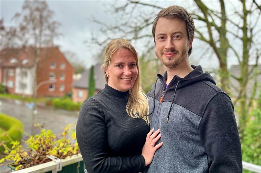 Michael Wagner (32) fotografiert Menschen mit schweren Schicksalen Cindy und Michael Wagner dem Balkon ihrer Wohnung in Dortmund-Brackel