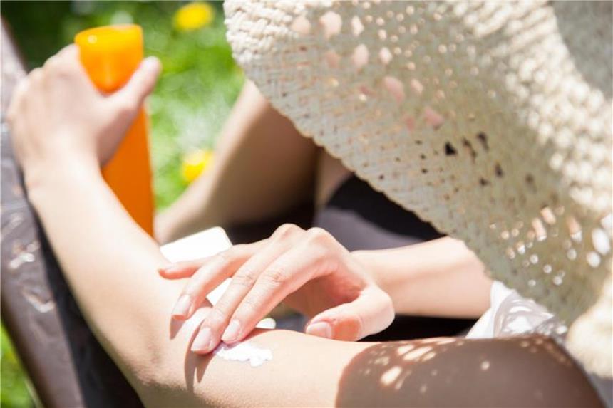 Wann im Frühling Sonnenschutz nötig ist An sonnigen Frühlingstagen kann man schon herrlich draußen sitzen. Doch meist ist schon zu dieser Jahreszeit Sonnenschutz nötig. Foto: Christin Klose