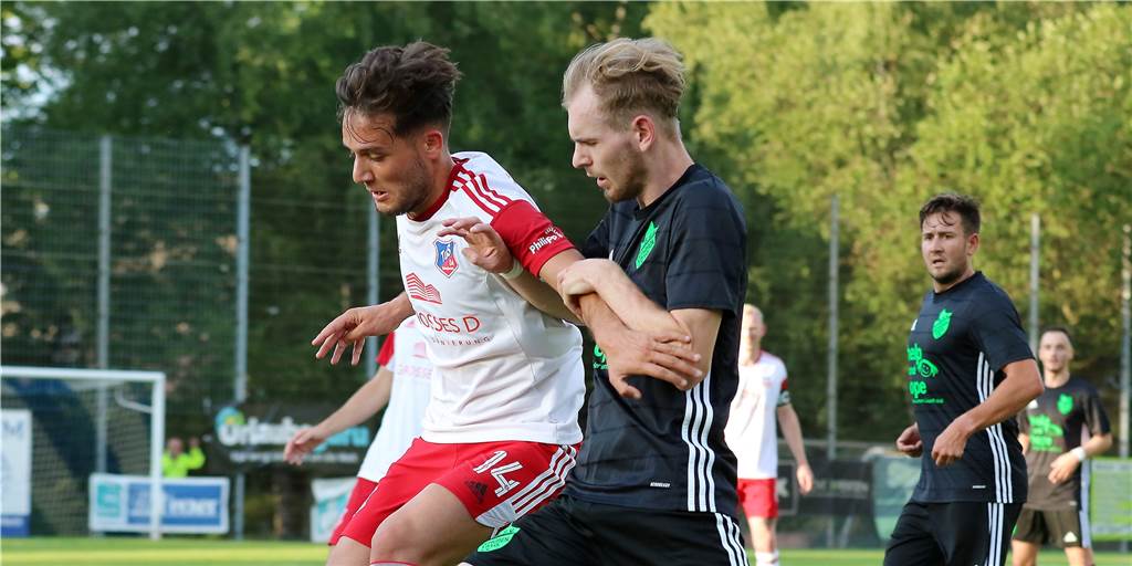 Hecker-Cup: Türkspor verliert gegen Holzwickede – Trainer sieht Rot bei Bövinghausen – Schüren Ein Spieler des TuS Bövinghausen (l.) und des BSV Schüren liefern sich einen Zweikampf.