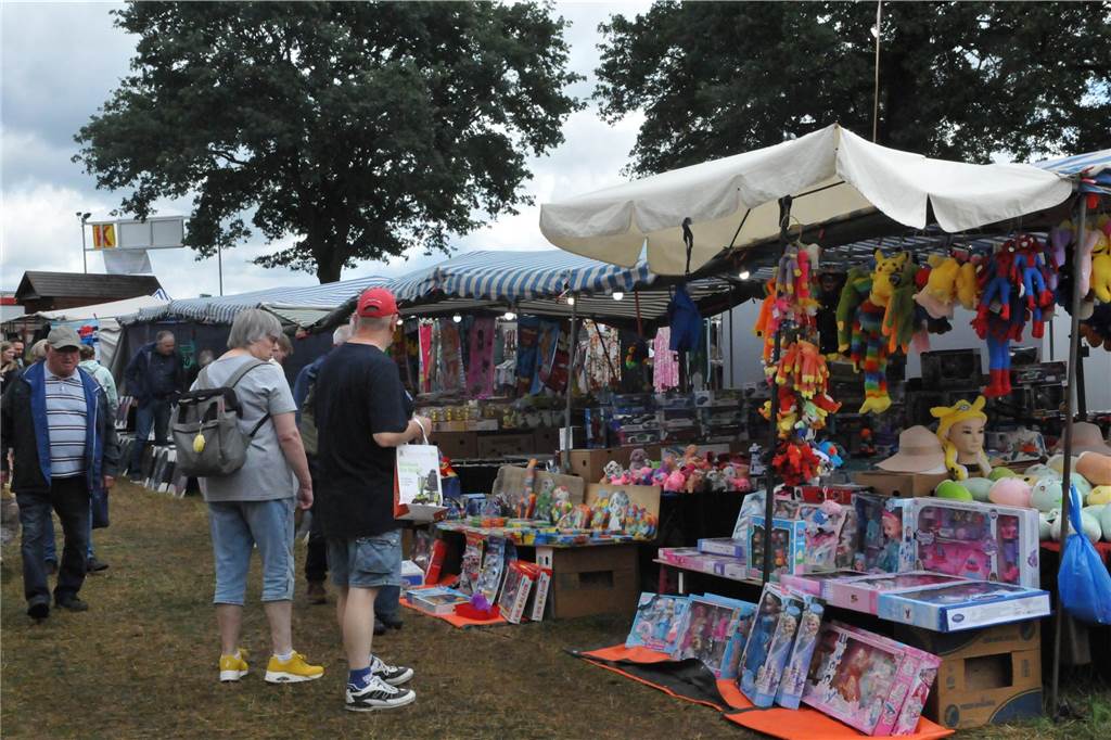 Marktgetümmel und Kleintierbörse: Das sind die Fotos vom Düstermühlenmarkt am Sonntag An Tag zwei vom Düstermühlenmarkt in Legden fand die Agrar- und Wirtschaftsschau und der Kleintiermarkt statt. Außerdem konnten sie die Besucher auf verschiedene Fahrgeschäfte und dem Duell der Marktschreier freuen.