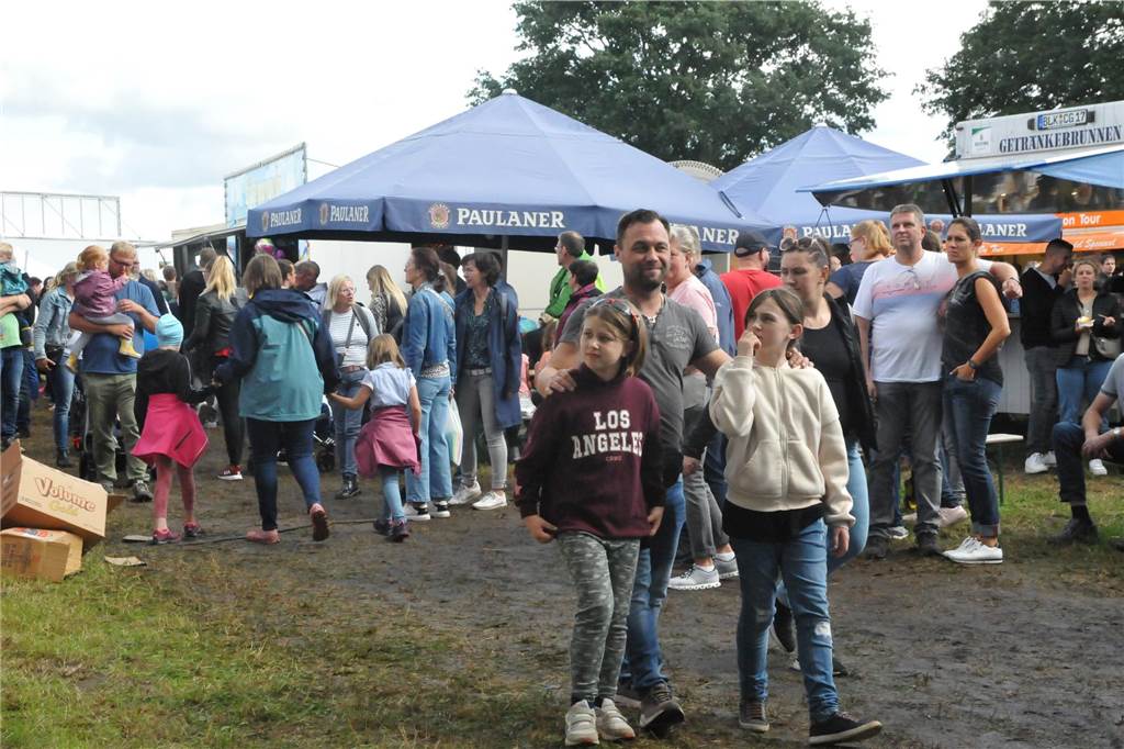 Marktgetümmel und Kleintierbörse: Das sind die Fotos vom Düstermühlenmarkt am Sonntag An Tag zwei vom Düstermühlenmarkt in Legden fand die Agrar- und Wirtschaftsschau und der Kleintiermarkt statt. Außerdem konnten sie die Besucher auf verschiedene Fahrgeschäfte und dem Duell der Marktschreier freuen.