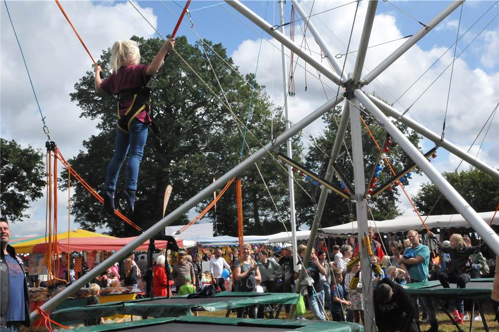 Marktgetümmel und Kleintierbörse: Das sind die Fotos vom Düstermühlenmarkt am Sonntag An Tag zwei vom Düstermühlenmarkt in Legden fand die Agrar- und Wirtschaftsschau und der Kleintiermarkt statt. Außerdem konnten sie die Besucher auf verschiedene Fahrgeschäfte und dem Duell der Marktschreier freuen.