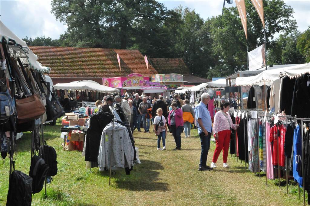 Marktgetümmel und Kleintierbörse: Das sind die Fotos vom Düstermühlenmarkt am Sonntag An Tag zwei vom Düstermühlenmarkt in Legden fand die Agrar- und Wirtschaftsschau und der Kleintiermarkt statt. Außerdem konnten sie die Besucher auf verschiedene Fahrgeschäfte und dem Duell der Marktschreier freuen.