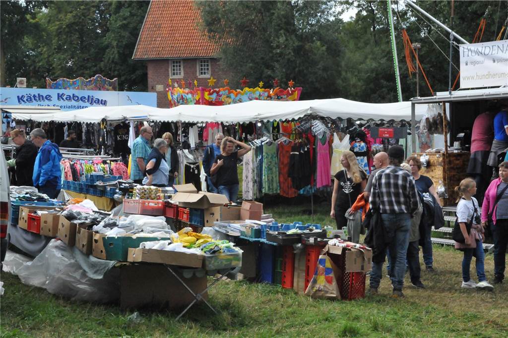 Marktgetümmel und Kleintierbörse: Das sind die Fotos vom Düstermühlenmarkt am Sonntag An Tag zwei vom Düstermühlenmarkt in Legden fand die Agrar- und Wirtschaftsschau und der Kleintiermarkt statt. Außerdem konnten sie die Besucher auf verschiedene Fahrgeschäfte und dem Duell der Marktschreier freuen.
