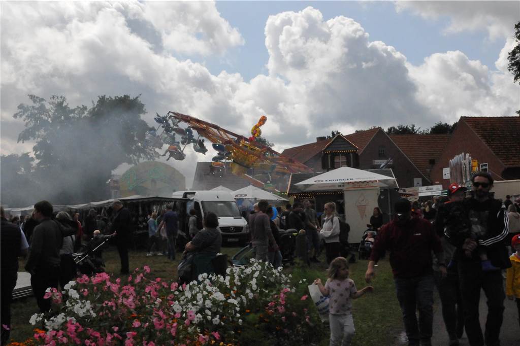 Marktgetümmel und Kleintierbörse: Das sind die Fotos vom Düstermühlenmarkt am Sonntag An Tag zwei vom Düstermühlenmarkt in Legden fand die Agrar- und Wirtschaftsschau und der Kleintiermarkt statt. Außerdem konnten sie die Besucher auf verschiedene Fahrgeschäfte und dem Duell der Marktschreier freuen.