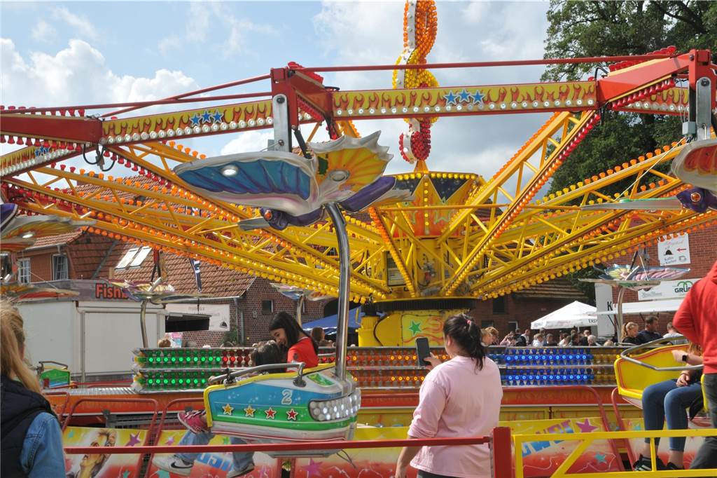 Marktgetümmel und Kleintierbörse: Das sind die Fotos vom Düstermühlenmarkt am Sonntag An Tag zwei vom Düstermühlenmarkt in Legden fand die Agrar- und Wirtschaftsschau und der Kleintiermarkt statt. Außerdem konnten sie die Besucher auf verschiedene Fahrgeschäfte und dem Duell der Marktschreier freuen.