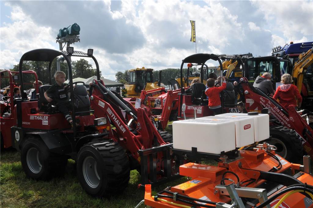 Marktgetümmel und Kleintierbörse: Das sind die Fotos vom Düstermühlenmarkt am Sonntag An Tag zwei vom Düstermühlenmarkt in Legden fand die Agrar- und Wirtschaftsschau und der Kleintiermarkt statt. Außerdem konnten sie die Besucher auf verschiedene Fahrgeschäfte und dem Duell der Marktschreier freuen.