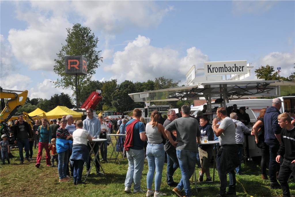Marktgetümmel und Kleintierbörse: Das sind die Fotos vom Düstermühlenmarkt am Sonntag An Tag zwei vom Düstermühlenmarkt in Legden fand die Agrar- und Wirtschaftsschau und der Kleintiermarkt statt. Außerdem konnten sie die Besucher auf verschiedene Fahrgeschäfte und dem Duell der Marktschreier freuen.