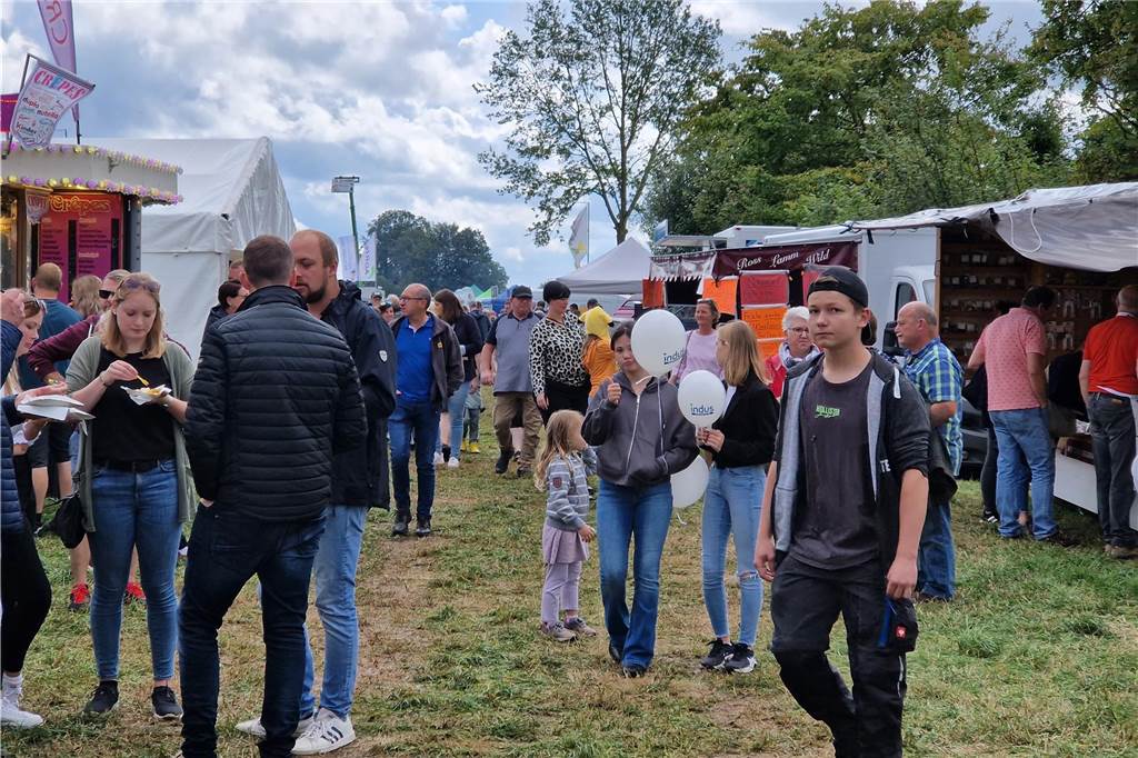 Marktgetümmel und Kleintierbörse: Das sind die Fotos vom Düstermühlenmarkt am Sonntag An Tag zwei vom Düstermühlenmarkt in Legden fand die Agrar- und Wirtschaftsschau und der Kleintiermarkt statt. Außerdem konnten sie die Besucher auf verschiedene Fahrgeschäfte und dem Duell der Marktschreier freuen.