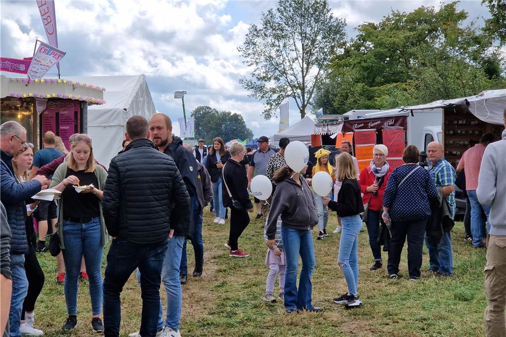 Marktgetümmel und Kleintierbörse: Das sind die Fotos vom Düstermühlenmarkt am Sonntag An Tag zwei vom Düstermühlenmarkt in Legden fand die Agrar- und Wirtschaftsschau und der Kleintiermarkt statt. Außerdem konnten sie die Besucher auf verschiedene Fahrgeschäfte und dem Duell der Marktschreier freuen.