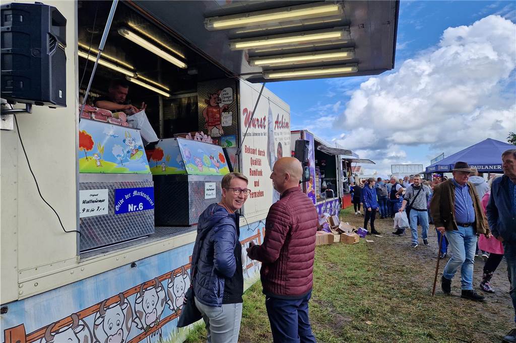 Marktgetümmel und Kleintierbörse: Das sind die Fotos vom Düstermühlenmarkt am Sonntag An Tag zwei vom Düstermühlenmarkt in Legden fand die Agrar- und Wirtschaftsschau und der Kleintiermarkt statt. Außerdem konnten sie die Besucher auf verschiedene Fahrgeschäfte und dem Duell der Marktschreier freuen.