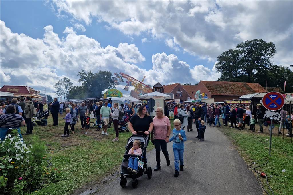 Marktgetümmel und Kleintierbörse: Das sind die Fotos vom Düstermühlenmarkt am Sonntag An Tag zwei vom Düstermühlenmarkt in Legden fand die Agrar- und Wirtschaftsschau und der Kleintiermarkt statt. Außerdem konnten sie die Besucher auf verschiedene Fahrgeschäfte und dem Duell der Marktschreier freuen.