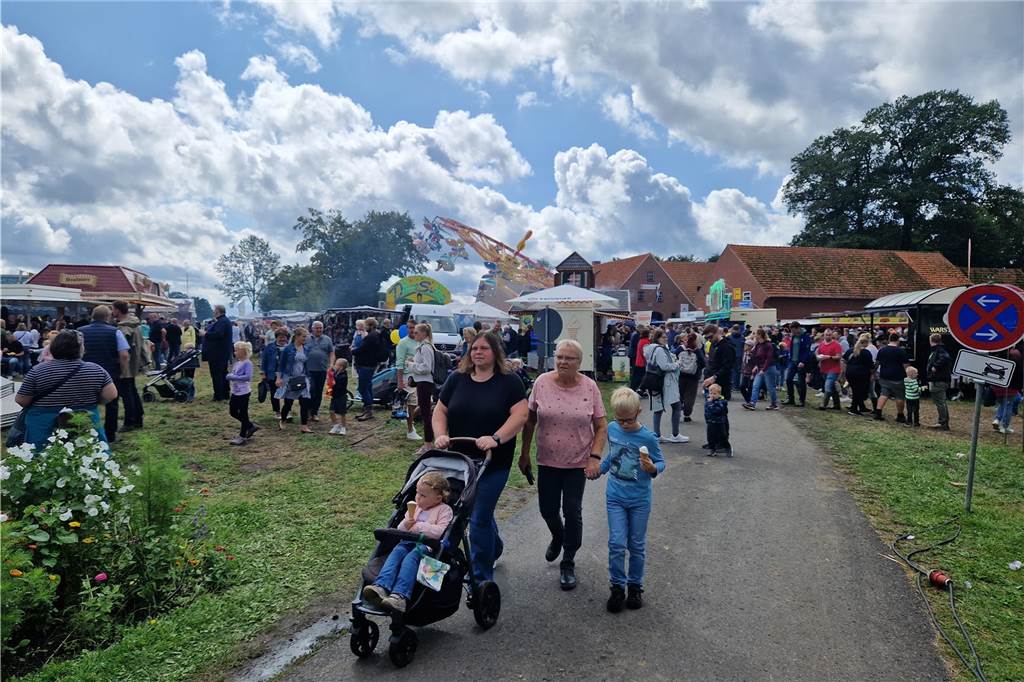 Marktgetümmel und Kleintierbörse: Das sind die Fotos vom Düstermühlenmarkt am Sonntag An Tag zwei vom Düstermühlenmarkt in Legden fand die Agrar- und Wirtschaftsschau und der Kleintiermarkt statt. Außerdem konnten sie die Besucher auf verschiedene Fahrgeschäfte und dem Duell der Marktschreier freuen.
