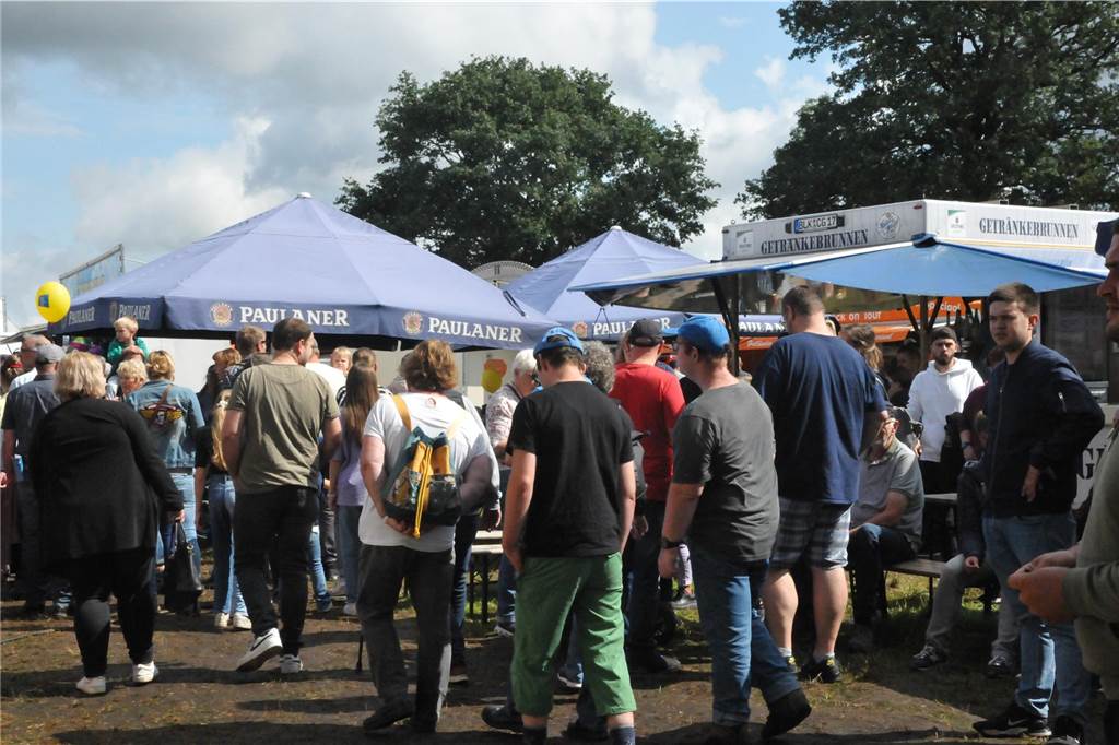 Marktgetümmel und Kleintierbörse: Das sind die Fotos vom Düstermühlenmarkt am Sonntag An Tag zwei vom Düstermühlenmarkt in Legden fand die Agrar- und Wirtschaftsschau und der Kleintiermarkt statt. Außerdem konnten sie die Besucher auf verschiedene Fahrgeschäfte und dem Duell der Marktschreier freuen.