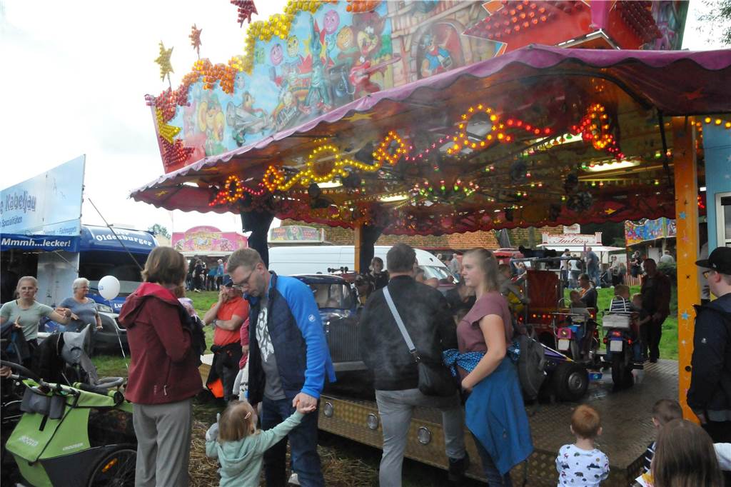 Marktgetümmel und Kleintierbörse: Das sind die Fotos vom Düstermühlenmarkt am Sonntag An Tag zwei vom Düstermühlenmarkt in Legden fand die Agrar- und Wirtschaftsschau und der Kleintiermarkt statt. Außerdem konnten sie die Besucher auf verschiedene Fahrgeschäfte und dem Duell der Marktschreier freuen.