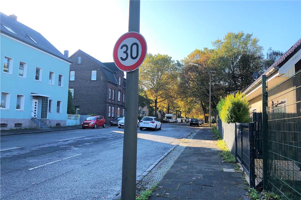 Eine Million Euro Anliegerbeiträge für den Straßenumbau: „Das wird Leben kosten“ An Tempo 30 würden sich die wenigstens Auto- und Lkw-Fahrer halten, sagen die Ottos. Die letzte Geschwindigkeitskontrolle sei am 3. Oktober 2019, ausgerechnet an einem Feiertag, gewesen.