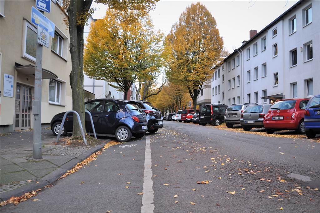 Kaiserstraßenviertel: Eine Welt für sich direkt an der City mit Supermarkt-Mangel An vielen Kreuzungen im Kaiserstraßenviertel gibt es angedeutete Fahrradwege. Sie sollen auf die Radfahrer hinweisen, die die Einbahnstraßen in beide Richtungen benutzen dürfen. Die Hinweise sind vielen Radfahrern aber zu unscheinbar.