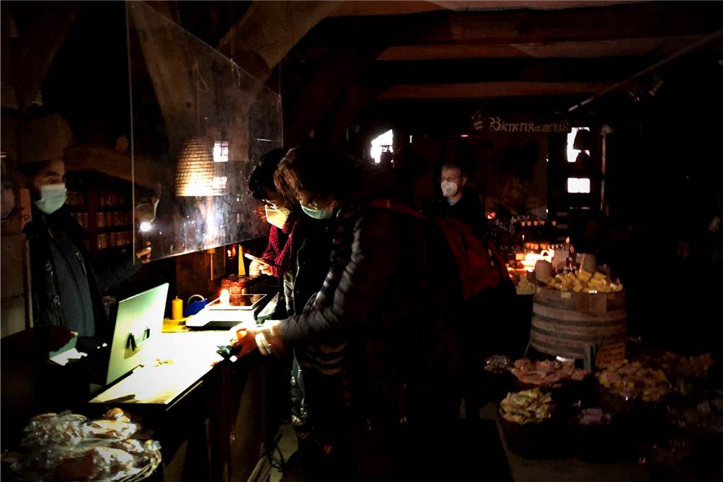 Blackout in Dortmunds City: Stundenlanger Stromausfall auf Weihnachtsmarkt An vielen Ständen wurden die Handy-Taschenlampen gezückt, um Geschäfte abwickeln zu können.