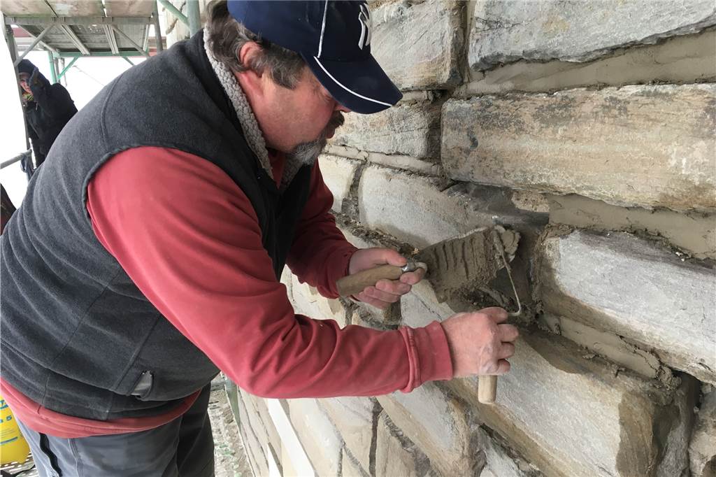 Turm der Petrikirche bleibt vorerst eine Baustelle An vielen Stellen des Turms laufen zurzeit Fugenarbeiten.