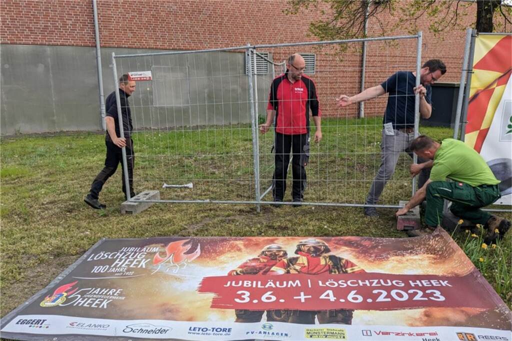 100 Jahre Löschzug Heek: Großes Festwochenende steht vor der Tür An vielen Stellen im Ort hat der Löschzug Heek Banner aufgestellt, um auf das große Geburtstags-Wochenende aufmerksam zu machen.