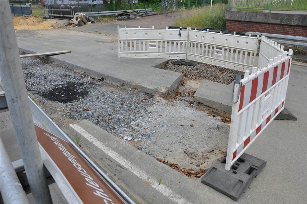 Pleiten und Pannen: Die Brücke am Schiffshebewerk wird noch später fertig An vielen Stellen sieht die Brücke noch sehr unfertig aus.