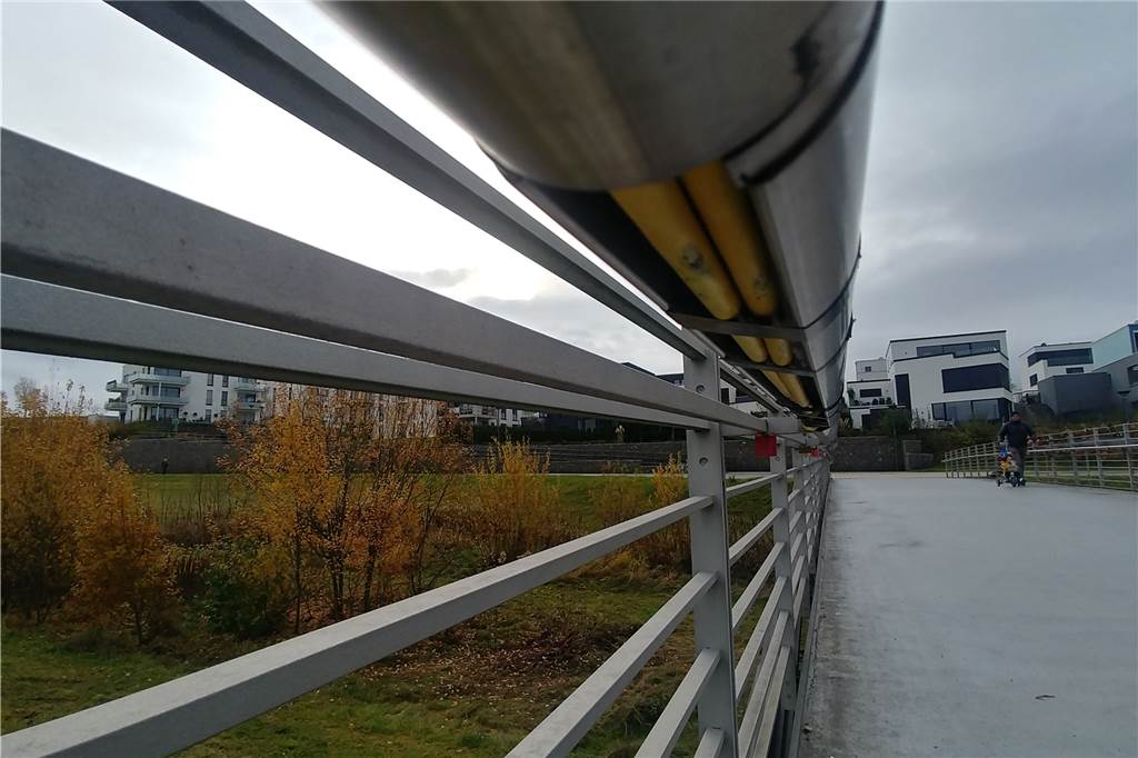 Vandalismus am Phoenix-See sorgt für Dunkelheit ...an vielen Stellen sind allerdings nur noch Kabel zu sehen. Erst im nächsten Quartal, voraussichtlich Anfang 2020, wird die Brücke wieder beleuchtet sein.