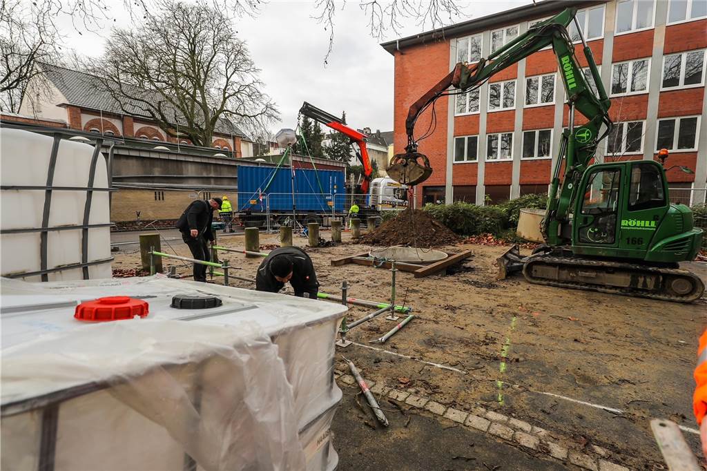 Mega-Entschärfung im Klinikviertel setzte bundesweit Maßstäbe An vier Stellen wurden am 11. und 12. Januar 2020 nach Blindgängern geforscht. An zwei Stellen - unter anderem hier auf dem Parkplatz des Sozialamts an der Luisenstraße wurde man tatsächlich fündig.
