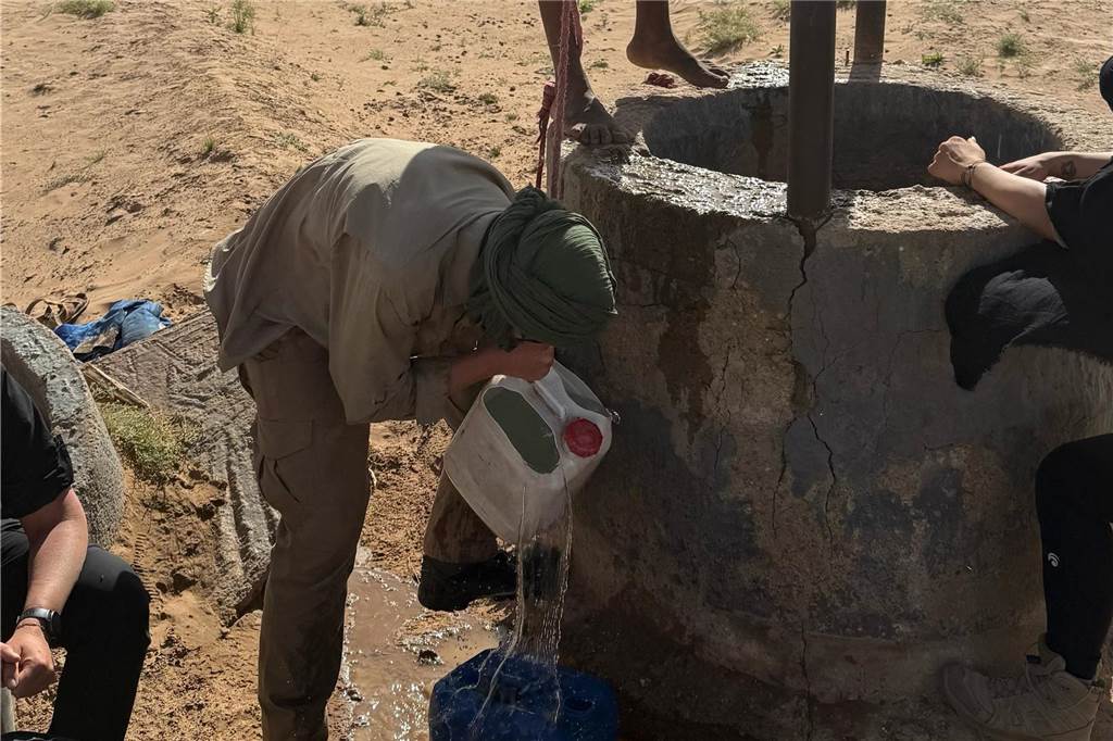 Dortmunder Extremsportler Tim Jambor erlebt unglaubliche Survival-Tour Tim Jambor trinkt aus Wasserbrunnen.