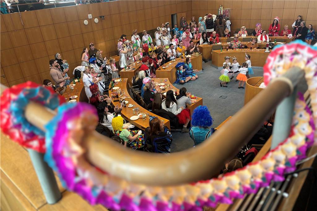 Rote Funken und Co. stürmen das Rathaus: An Weiberfastnacht ist der Ratssaal bunt geschmückt, genauso wie die feiernden Narren auf den Plätzen.