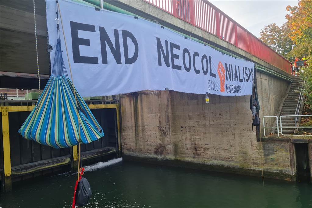 Aktivisten blockierten Flaesheimer Schleuse und legten Schiffsverkehr lahm Aktivisten hängen in Tüchern vor dem Schleusentor.